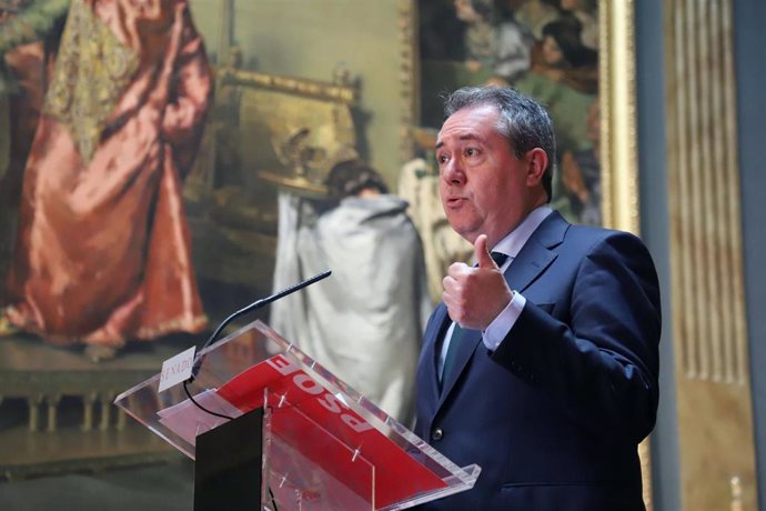 El portavoz del Grupo Socialista en el Senado y secretario general del PSOE-A, Juan Espadas, atiende a los medios en el Senado en una imagen de archivo