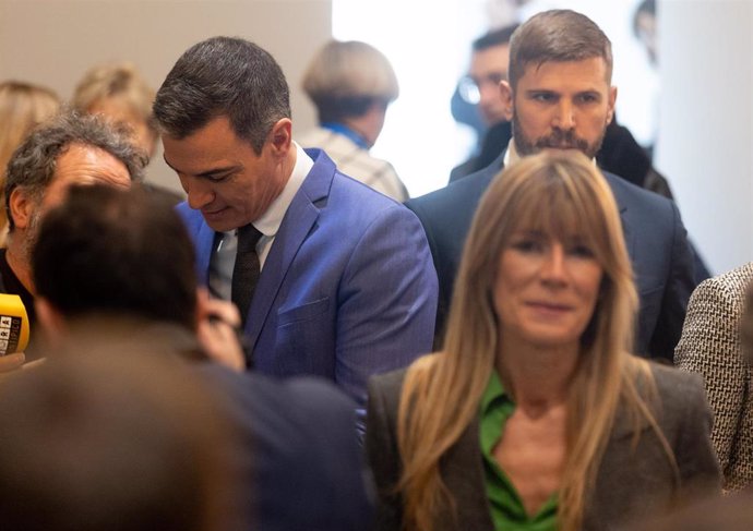 Archivo - El presidente del Gobierno, Pedro Sánchez y su mujer Begoña Gómez durante la presentación del libro Tierra firme, en el Círculo de Bellas Artes, a 11 de diciembre de 2023, en Madrid (España).