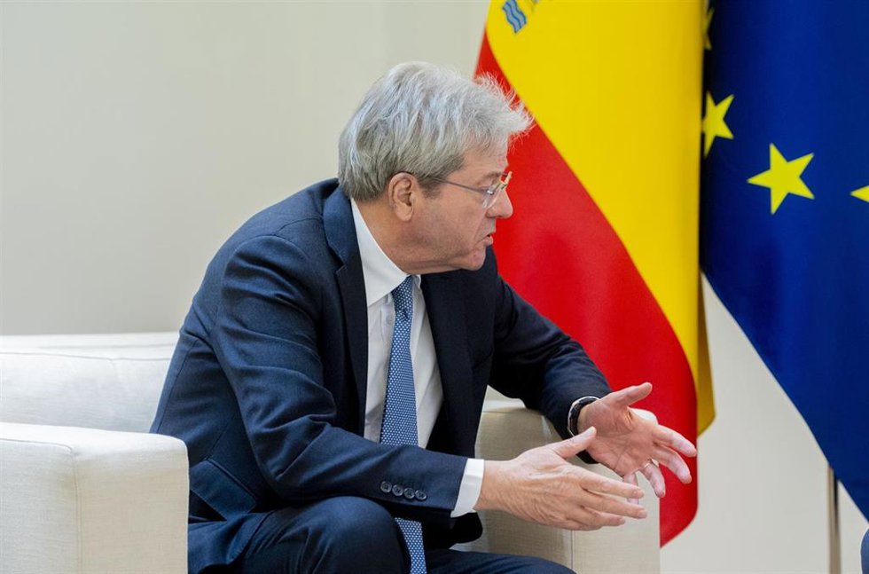 El comisario europeo de Economía, Paolo Gentiloni, durante su reunión con el presidente del Gobierno, Pedro Sánchez, en el Palacio de la Moncloa, a 13 de marzo de 2024, en Madrid (España). Paolo Gentiloni Silveri es expresidente del Consejo de Ministros