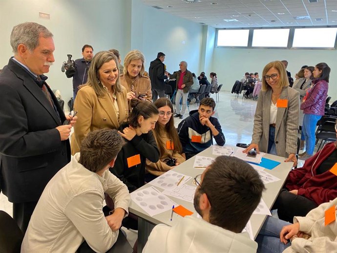 El delegado territorial de Desarrollo Educativo y Formación Profesional y de Universidad, Investigación e Innovación, José Francisco Viso (izda.), visita el 'hackathon' de Baena.