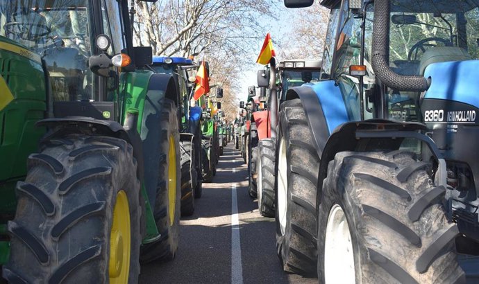 Archivo - Asaja, COAG y UPA convocan al sector a una tractorada el 14 de febrero en Valladolid.