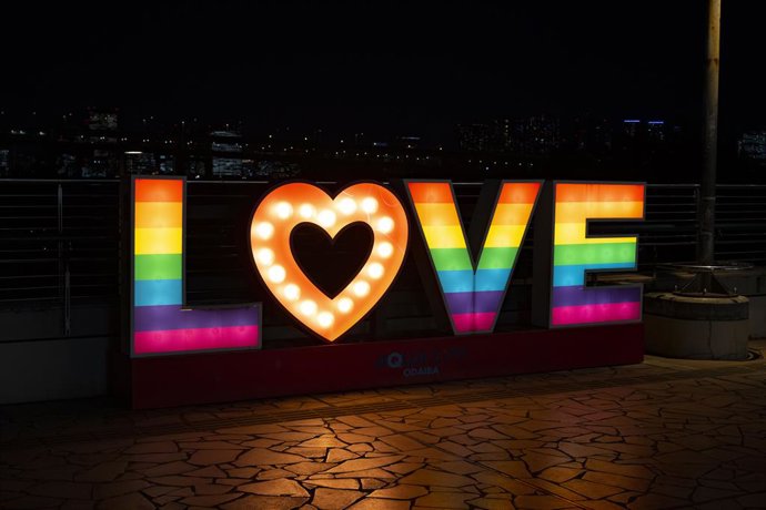 Archivo - February 9, 2023, Tokyo, Japan: A rainbow pride flag ''LOVE'' installation outside the Aqua City shopping mall near Tokyo Teleport in the futuristic Odaiba section of Tokyo. The local Tokyo Metropolitan Government recently legalized gay marriage