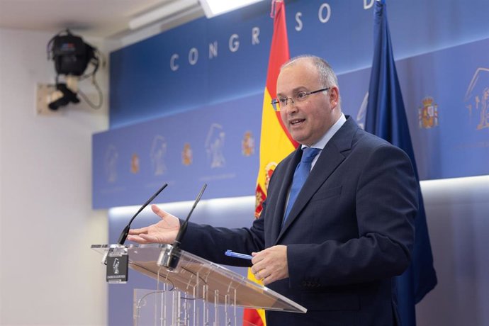 El portavoz del PP en el Congreso, Miguel Tellado, durante una rueda de prensa posterior a la reunión de la Junta de Portavoces, en el Congreso de los Diputados, a 12 de marzo de 2024, en Madrid (España).