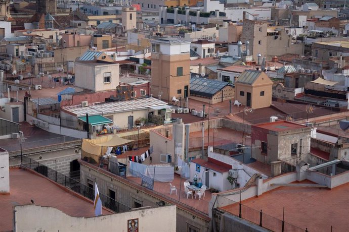 Archivo - Vista áerea de las terrazas del Barrio Gótico de Barcelona.