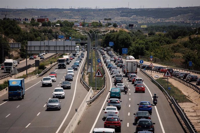 Archivo - Decenas de coches en la autovía A3, el primer día de la Operación Especial del Verano, a 30 de junio de 2023, en Madrid (España). DGT prevé 95 millones de desplazamientos de largo recorrido por carretera para este verano, un 1,75% más que los mo