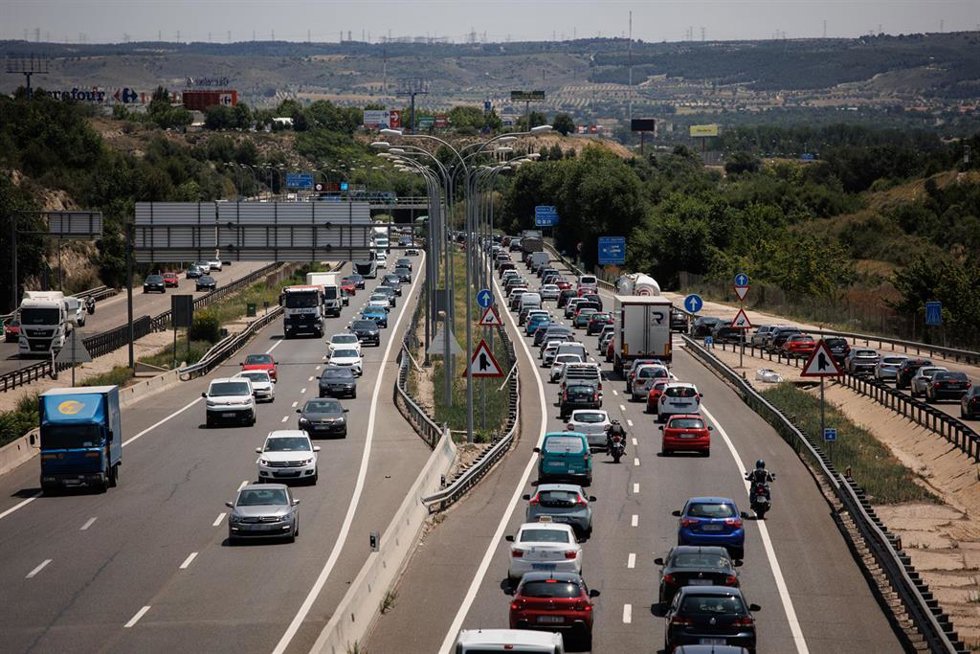 Archivo - Decenas de coches en la autovía A3, el primer día de la Operación Especial del Verano, a 30 de junio de 2023, en Madrid (España). DGT prevé 95 millones de desplazamientos de largo recorrido por carretera para este verano, un 1,75% más que los