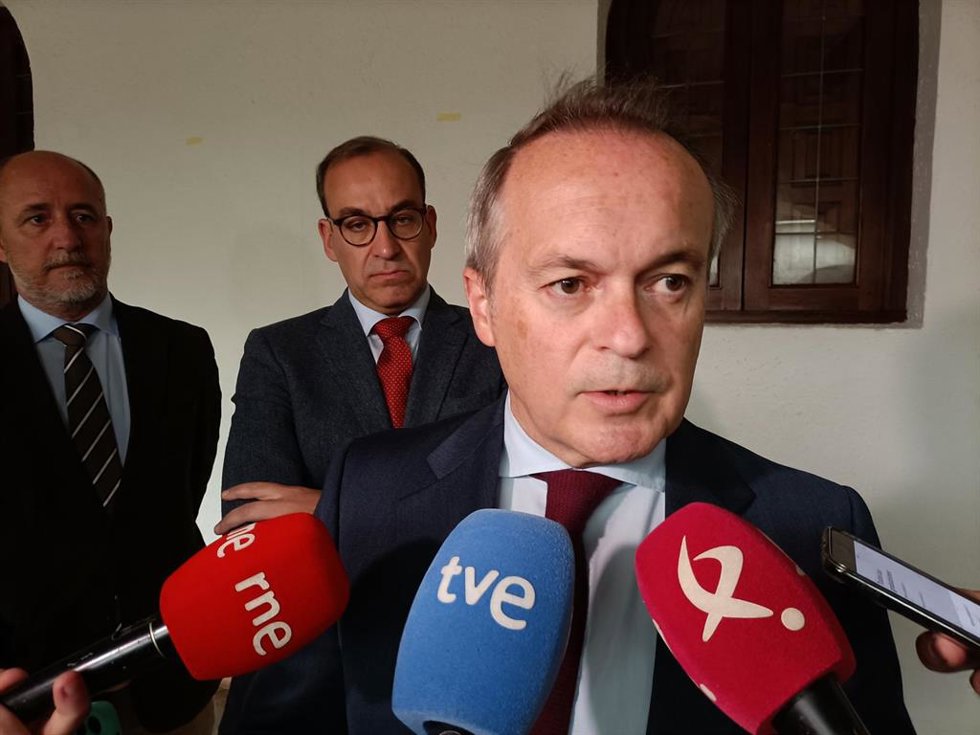 El consejero de Infraestructuras, Transporte y Vivienda de la Junta de Extremadura, Manuel Martín Castizo, atiende a los medios en Cáceres