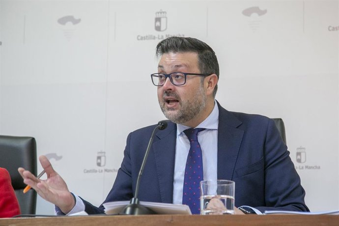 El consejero de Educación, Cultura y Deportes, Amador Pastor, ha ofrecido una rueda de prensa para presentar el Plan estratégico de Inteligencia Emocional y de Bienestar socioemocional en el ámbito educativo.