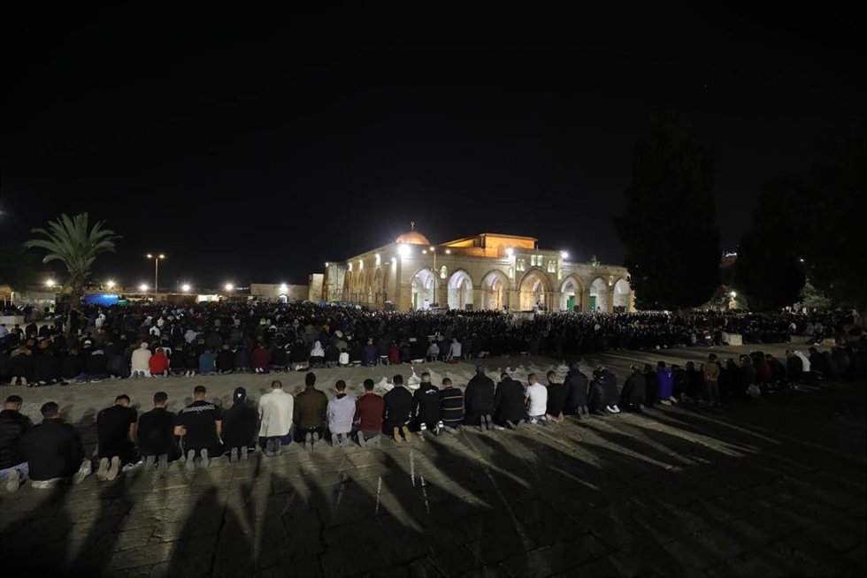 Archivo - Decenas de palestinos rezan frente a la mezquita de Al Aqsa, en la Explanada de las Mezquitas, en Jerusalén (archivo)