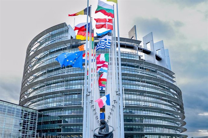 Archivo - Banderas frente a la sede del Parlamento Europeo en Estrasburgo