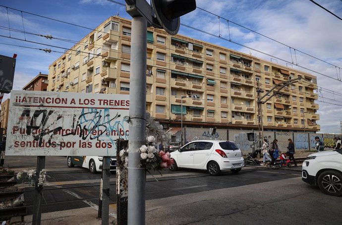 Archivo - Arxiu - Un cartell adverteix del perill de creuar el pas a nivell d'Alfafar