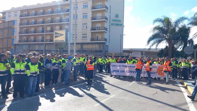 Trabajadores de Acerinox en una manifestación en Algeciras.
