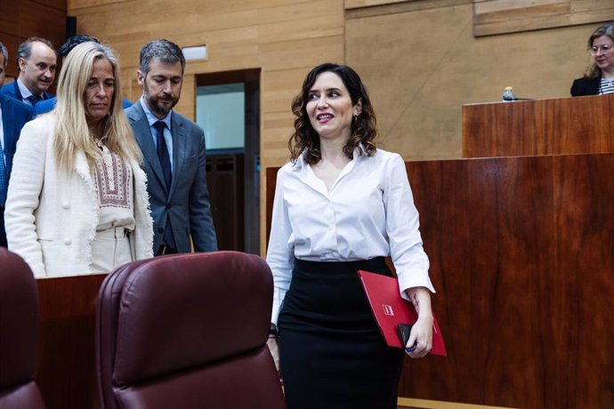 La presidenta de la Comunidad de Madrid, Isabel Díaz Ayuso, a su llegada a una sesión plenaria en la Asamblea de Madrid