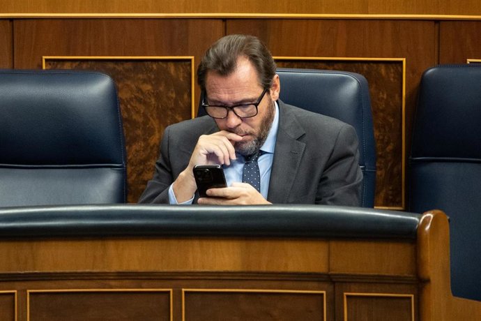 El ministro de Transporte y Movilidad Sostenible, Óscar Puente,  durante una sesión plenaria, en el Congreso de los Diputados, a 14 de marzo de 2024, en Madrid (España). 