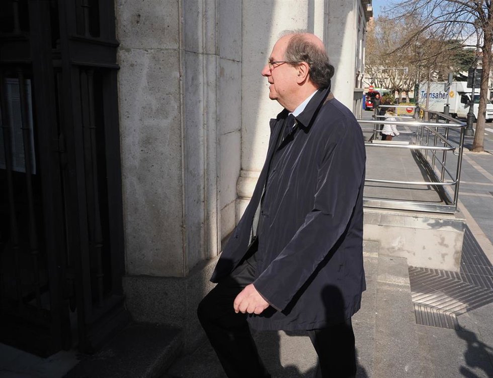 El expresidente de la Junta Juan Vicente Herrera, en el momento de entrar en la Audiencia de Valladolid para testificar en el juicio de 'La Perla'.