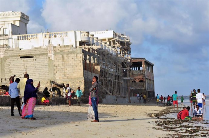 Archivo - Un grupo de somalíes en una playa de la capital de Somalia, Mogadiscio (archivo)