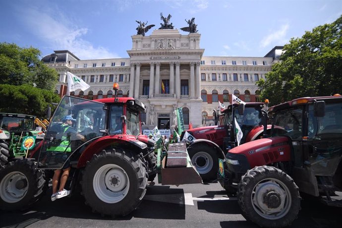 Archivo - Tractores delante del Ministerio de Agricultura durante una tractorada convocada por la Unión de Uniones de Agricultores y Ganaderos, en Madrid (España)