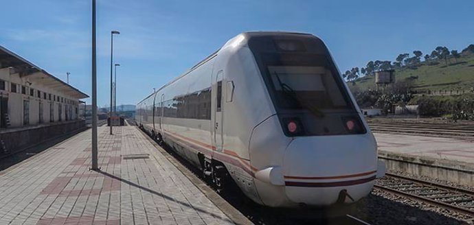 Archivo - Tren en la estación de Renfe de Cáceres