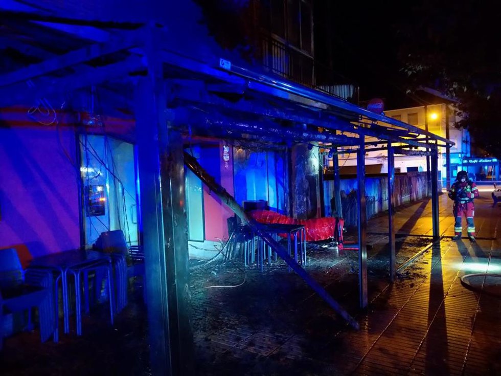 Los Bomberos de Ponferrada durante la extinción del incendio en el local de hostelería
