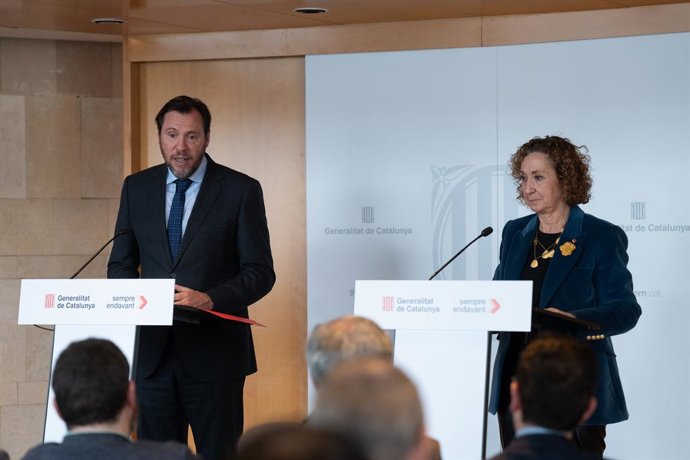 El ministro de Transportes, Óscar Puente, y la consellera de Territorio de la Generalitat, Ester Capella, ofrecen una rueda de prensa tras la constitución de la comisión política