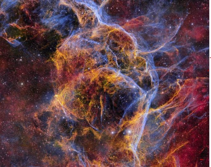 Esta colorida red de tenues filamentos de gas es el remanente de Supernova Vela, una nebulosa en expansión de desechos cósmicos que quedaron de una estrella masiva que explotó hace unos 11.000 años.