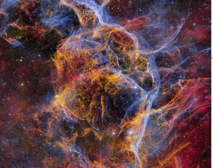 Esta colorida red de tenues filamentos de gas es el remanente de Supernova Vela, una nebulosa en expansión de desechos cósmicos que quedaron de una estrella masiva que explotó hace unos 11.000 años.