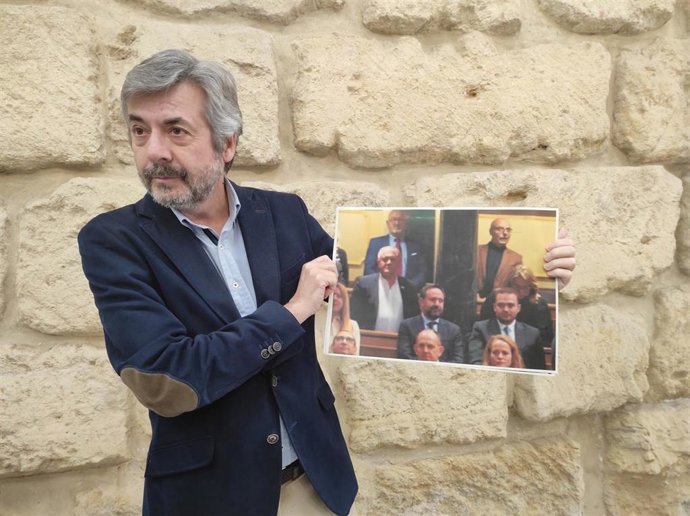 El portavoz del PP en el Ayuntamiento de Córdoba, Miguel Ángel Torrico, con una foto en la que aparece el ahora portavoz del PSOE y exdiputado, Antonio Hurtado, a la dercha arriba, y Juan Bernardo Fuentes, 'Tito Berni', a la izquierda, en el Congreso.