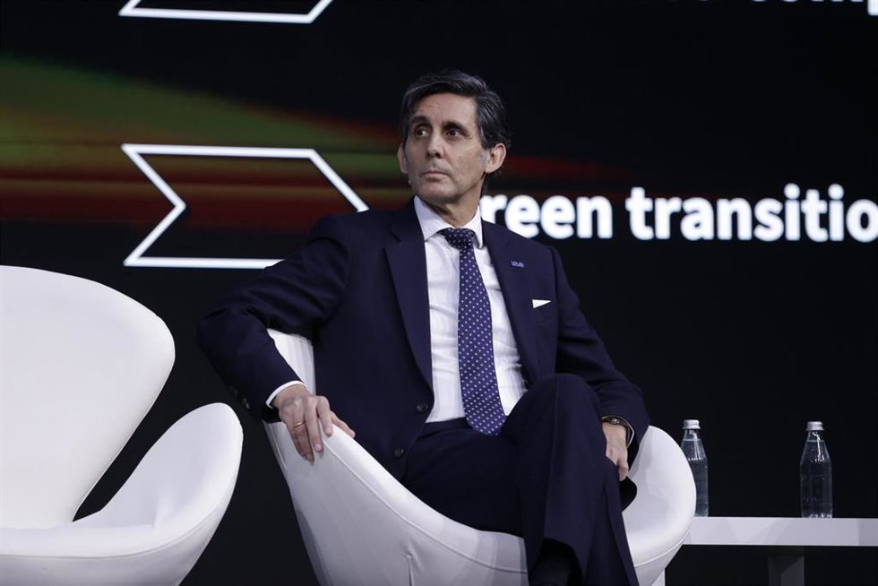 El presidente de Telefónica, José María Álvarez-Pallete, durante la sesión del MWC 'New strategies for a new era' el primer día de la XVIII edición del Mobile World Congress (MWC), en el recinto Gran Via de Fira de Barcelona en L'Hospitalet de Llobregat