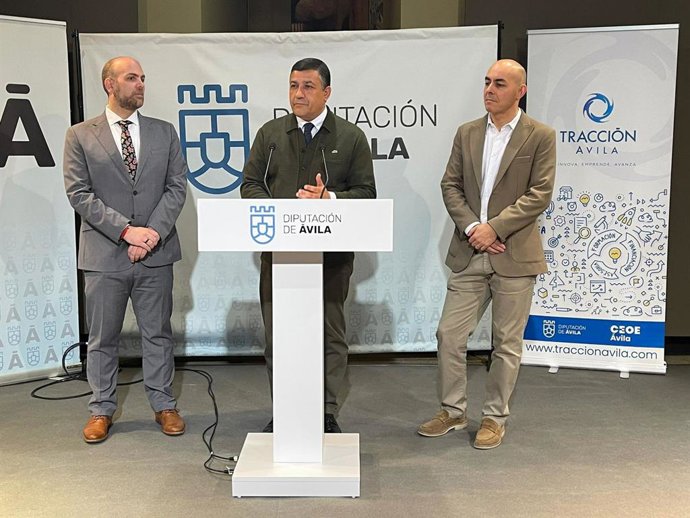 Presidente de CEOE Ávila, Diego Díez; presidente de Diputación de Ávila, Carlos García; y Diego del Nogal, responsable de Tracción Ávila