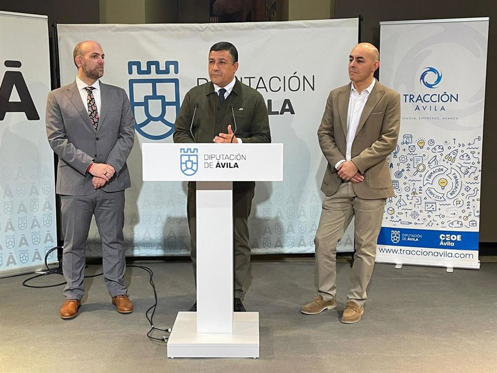 Presidente de CEOE Ávila, Diego Díez; presidente de Diputación de Ávila, Carlos García; y Diego del Nogal, responsable de Tracción Ávila
