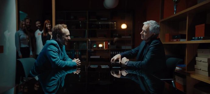 Un nuevo vídeo de lanzamiento muestra a José Mourinho participando en una lectura especial de las cartas del tarot con los cromos oficiales de Match Attax