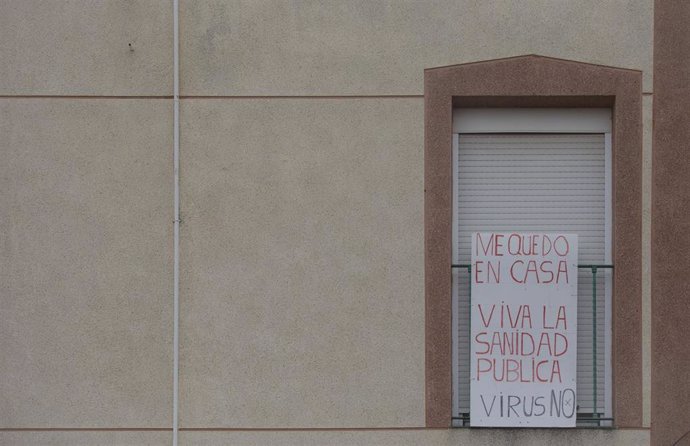 Archivo - Una pancarta en un balcón en apoyo a la sanidad pública durante el sexto día de confinamiento por coronavirus en el barrio de San Jerónimo de Sevilla, (Andalucía,España), a 20 de marzo de 2020.