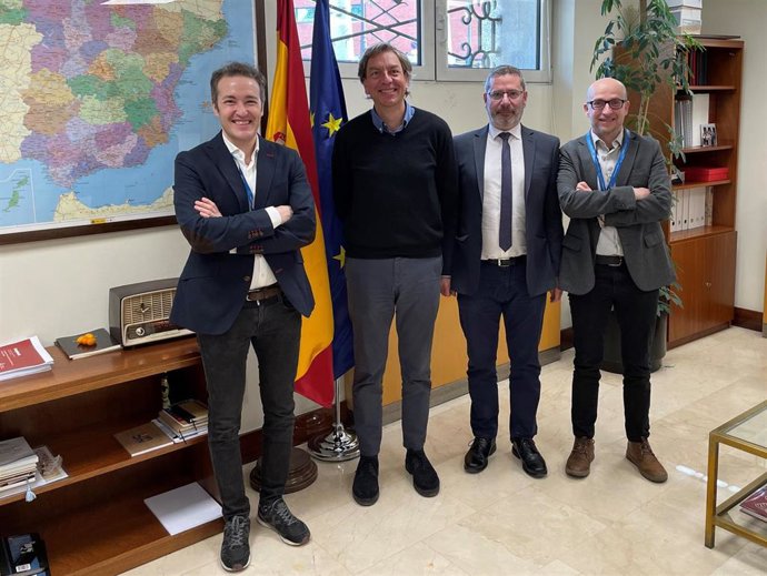 Luis Campos y Txerra García de Eulate en su reunión con el subdirector general de la Unidad de Rendición de Cuentas del Gobierno de España, Javier Rico