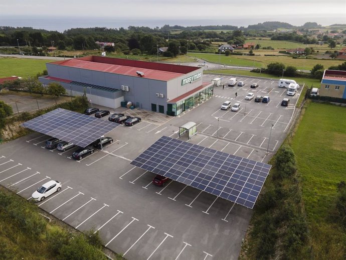 Archivo - Vista de la marquesinas con paneles solares instaladas por EDP en el aprcamiento de masymas de Cudillero.