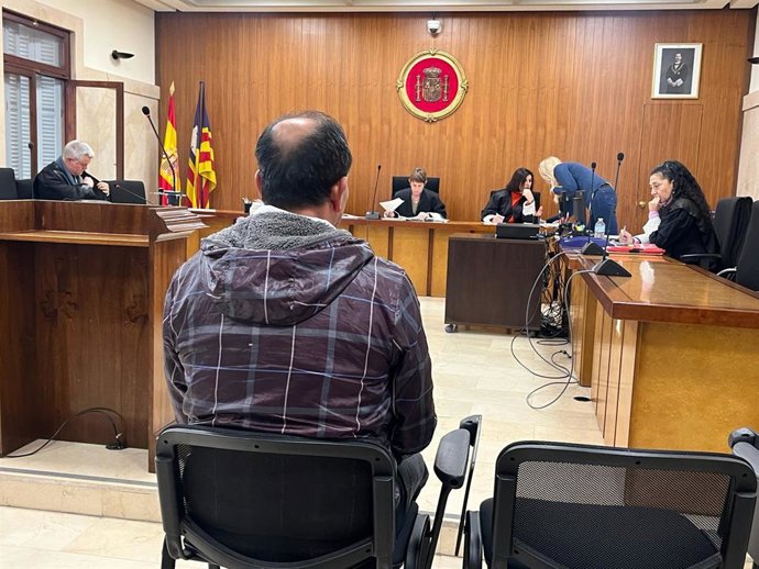 El acusado de violar a su hija, en el primer día del juicio este miércoles.