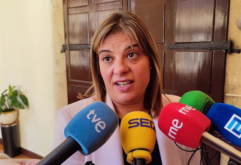 La vicepresidenta del Gobierno de Asturias, Gimena Llamedo, atiende  a los medios.