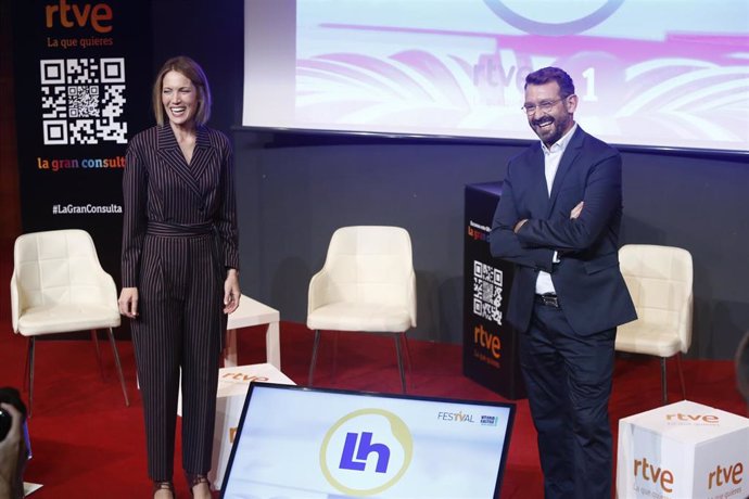 Archivo - Silvia Intxaurrondo y Marc Sala posan durante la presentación de 'La Hora de La 1' en el FesTVal, a 01 de septiembre de 2021, en Vitoria (España).