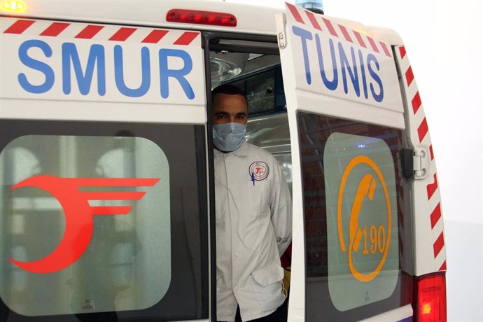 Archivo - Un paramédico en el interior de una ambulancia en Túnez (archivo)