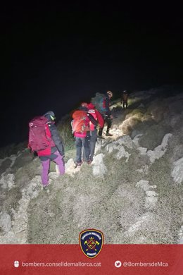 Rescate de Bomberos de Mallorca a una pareja de senderistas en la mola de s'Esclop.