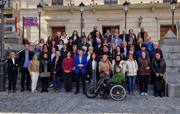 El Ayuntamiento de Tudela, el INAI y 30 entidades sociales firman el Pacto Local por los Cuidados de Tudela.