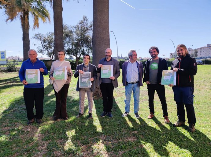 El director general de Calidad Agroalimentaria y Producto Local, Joan Llabrés, y el director general de Agricultura, Ganadería y Desarrollo Rural, Fernando Fernández, durante la presentación de la campaña junto a representantes del sector ganadero balear.