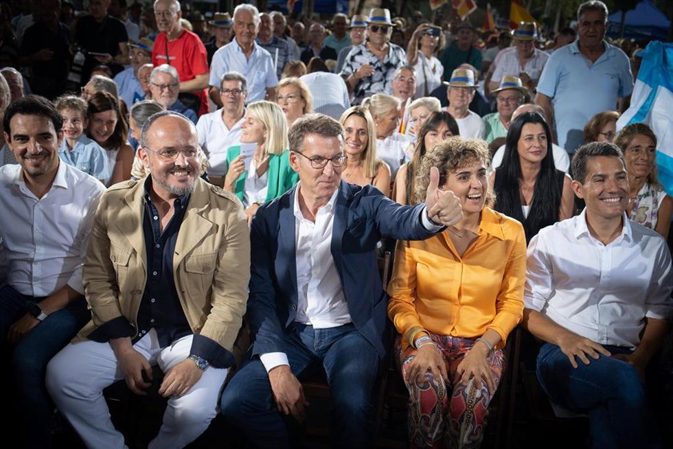 Archivo - El presidente del PP catalán, Alejandro Fernández (2i), el presidente del Partido Popular y candidato a la Presidencia del Gobierno, Alberto Núñez Feijóo (c), y el candidato del PP en Barcelona, Nacho Martín Blanco (d), en el acto de inicio de