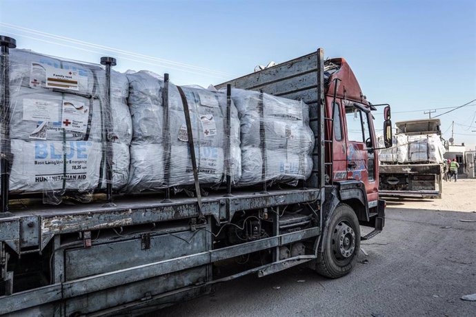 Camiones con ayuda entran en la Franja de Gaza a través del paso de Kerem Shalom