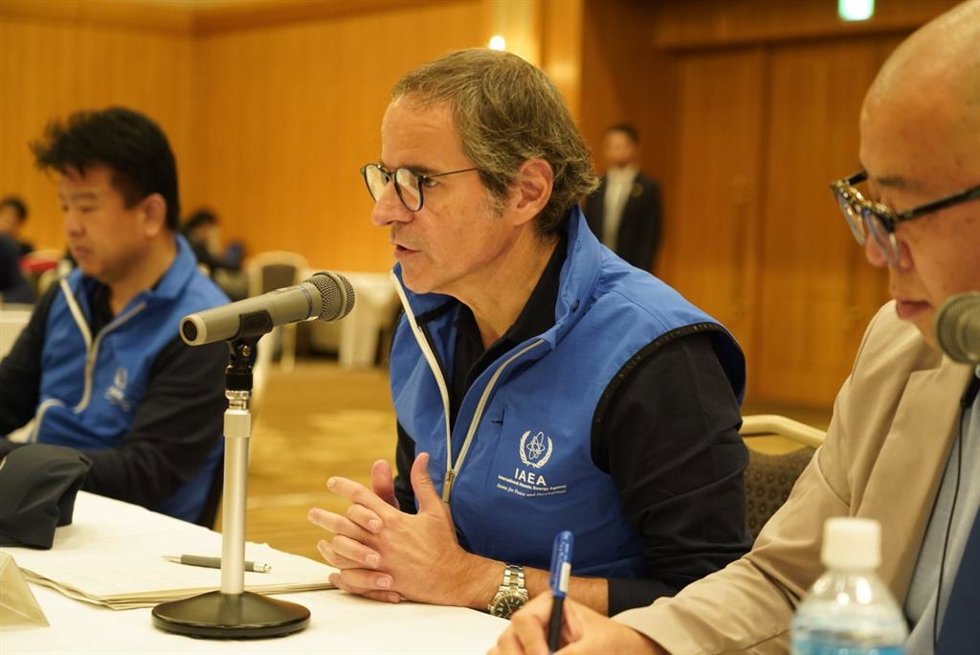 Archivo - El director general del OIEA, Rafael Grossi, participa en una reunión en Fukushima