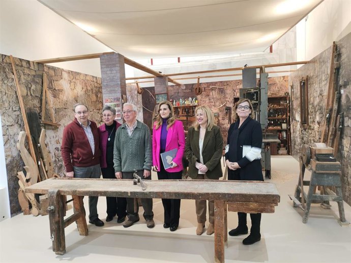 La familia Alcázar junto a miembros de la Junta en la inauguración de 'La Madera y la vida'