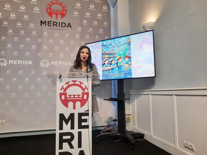 La delegada de Formación para el Empleo del Ayuntamiento de Mérida, Pilar Amor, en rueda de prensa para presentar unos campamentos en Semana Santa