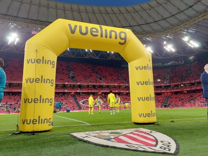 Archivo - Presncia de Vueling en un partit de l'Athletic de Bilbao en la Copa del Rei