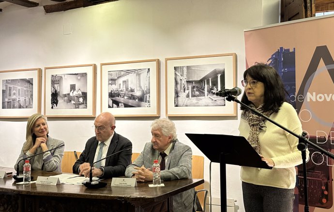 La presidenta del jurado del Premio de Novela Ateneo-Ciudad de Valladolid, Ángelica Tanarro, lee el acta del fallo, que otorga el galardón a 'El telegrafista' de Luis Salvago.