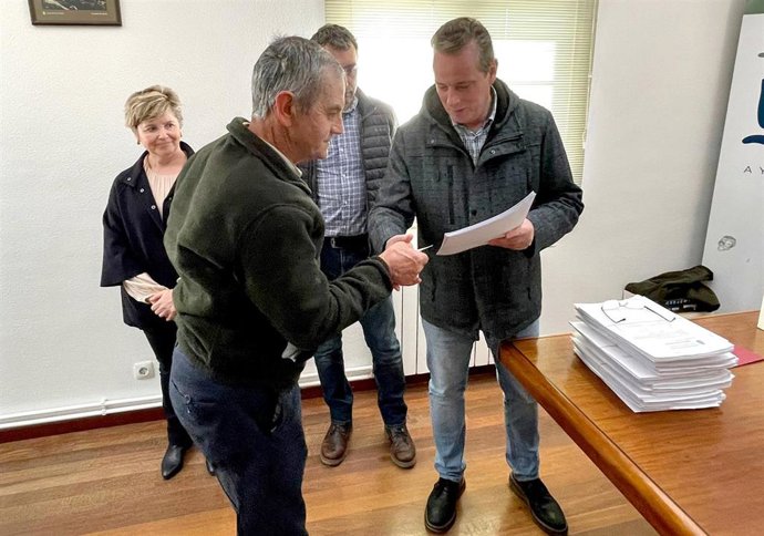 El consejero de Medio Rural y Política Agraria, Marcelino Marcos, ha participado hoy en la entrega de títulos de las concentraciones parcelarias de Trabada-Valle y Oneta, en el concejo de Villayón.