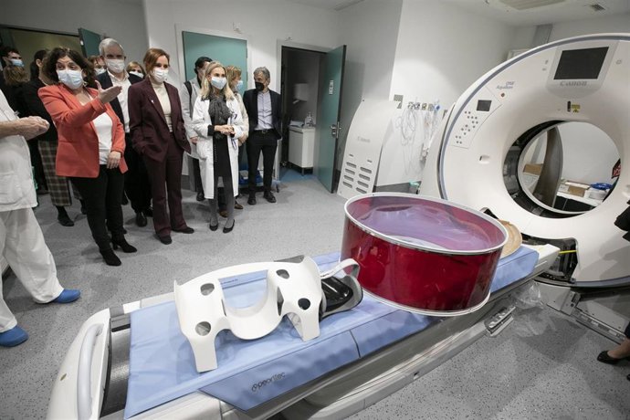 Archivo - La ministra de Sanidad, Mónica García (c), durante una visita al Hospital Universitario Central de Asturias (HUCA), a 31 de enero de 2024, en Oviedo, Asturias (España). Durante la visita, se han mostrado algunos de los nuevos dispositivos de r